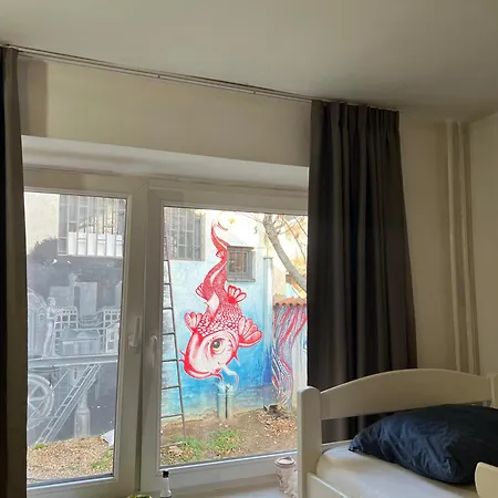 Hostal Fair And Square *