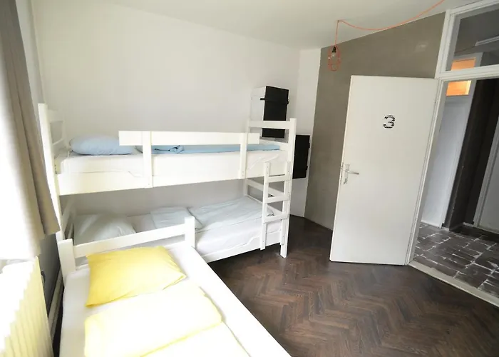 Hostal Fair And Square *