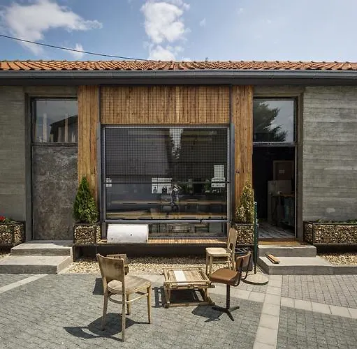 Fair And Square Hostal