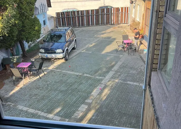 Fair And Square Hostal