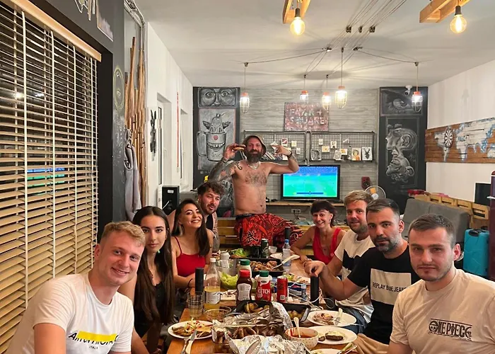 Fair And Square Hostel *