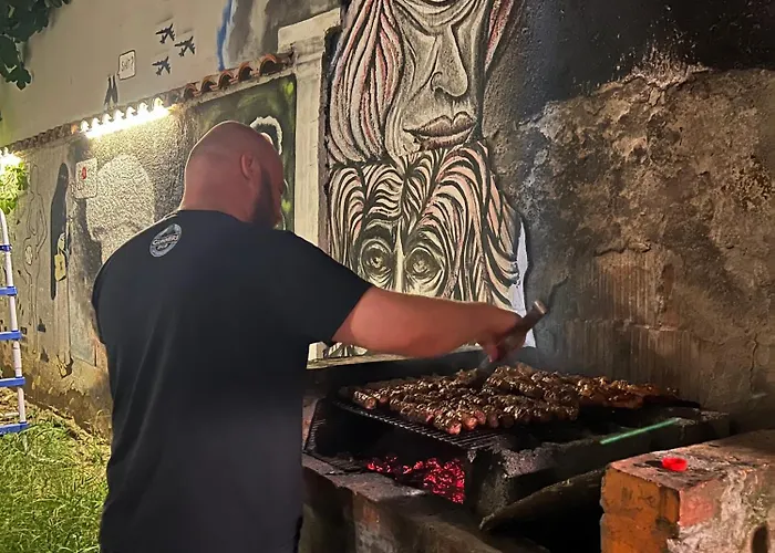 Fair And Square Hostal